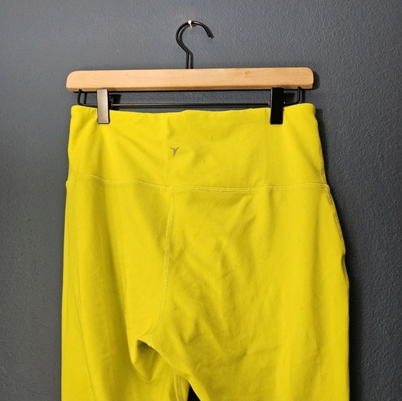 Old Navy • Elevate Crop Leggings - Picture 5 of 10